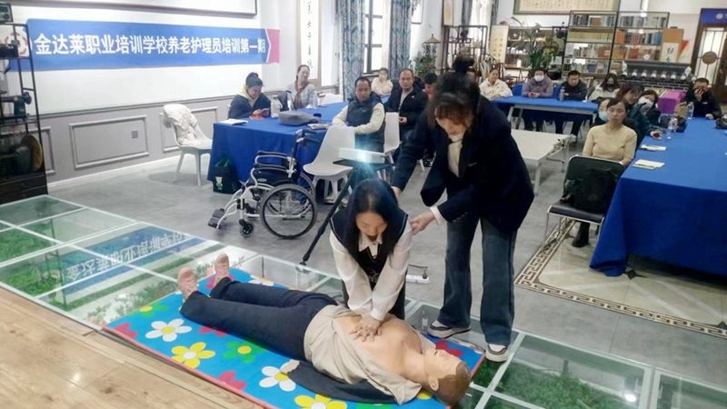 广州护工上门照护，价格背后的考量因素**